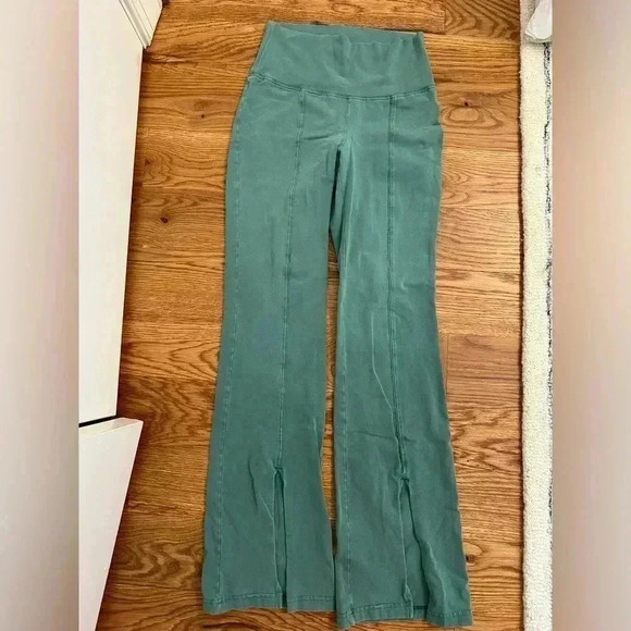 Aritzia TNA Green Split Flare Hi-Rise Long Leggings - Picture 1 of 10